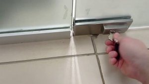 Ремонт, замена замков на створке стеклянной двери.