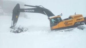 Экскаватор volvo ec480dl в снежном плену. Выбираемся ч.4