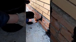 Битум, обмазка цоколя, гидроизоляция кирпичного цоколя