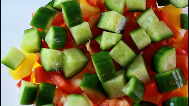 ВИТАМИННАЯ БОМБА! Греческий салат с добавлением авокадо! смотреть онлайн