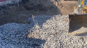 ЗАСЫПКА ОКОЛОМ ( скальником) ГЛИНЯНУЮ ПОЧВУ.