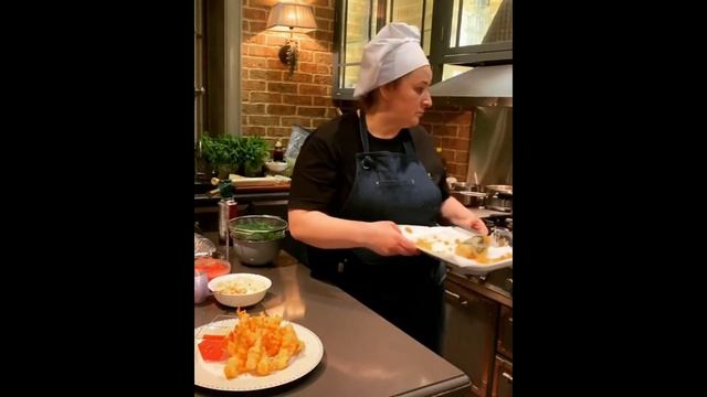 Теона Контридзе спрашивает у повара: "Ты какую кухню предпочитаешь?" смотреть онлайн