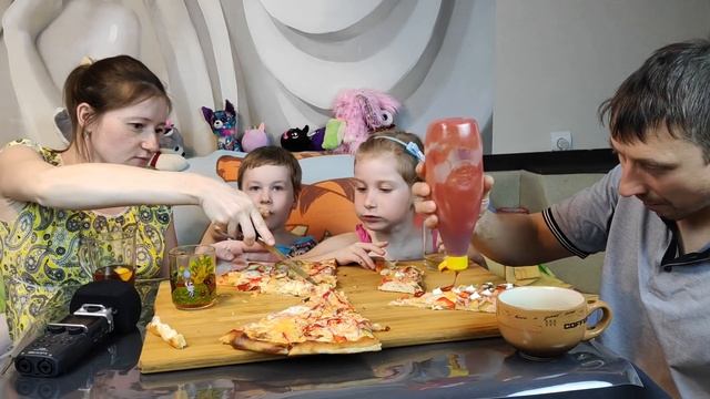 МУКБАНГ СЕМЕЙНАЯ ПИЦЦА  MUKBANG FAMILY PIZZA. Russian food  pizza пицца StepFamily mukbang