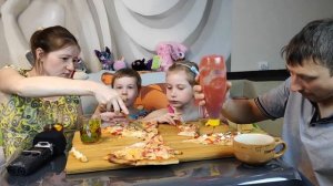 МУКБАНГ СЕМЕЙНАЯ ПИЦЦА | MUKBANG FAMILY PIZZA. Russian food | #pizza #пицца #StepFamily #mukbang