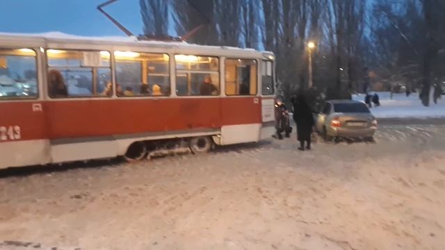 Водитель припарковался на трамвайных путях смотреть онлайн