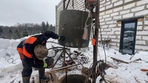 Машина не смогла забурить. Углубляем колодец вручную