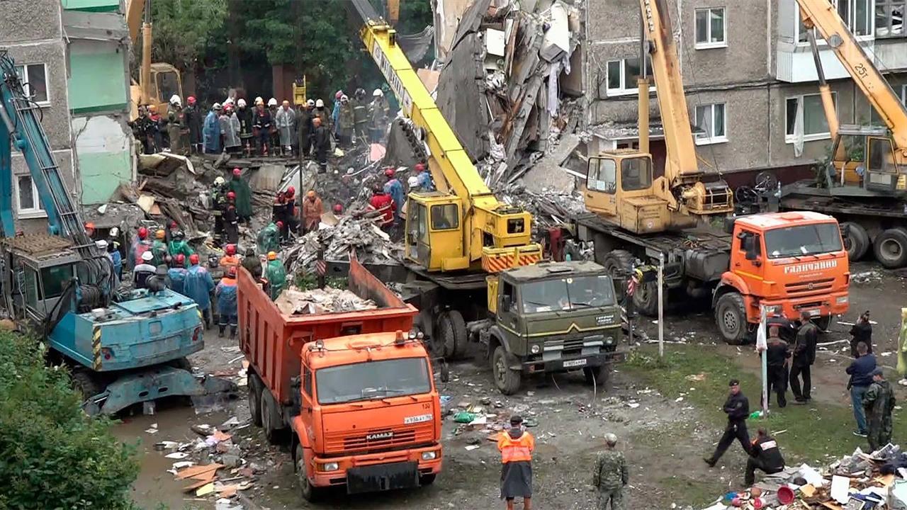 В Нижнем Тагиле из-под завалов разрушенного дома вытащили еще двоих выживших