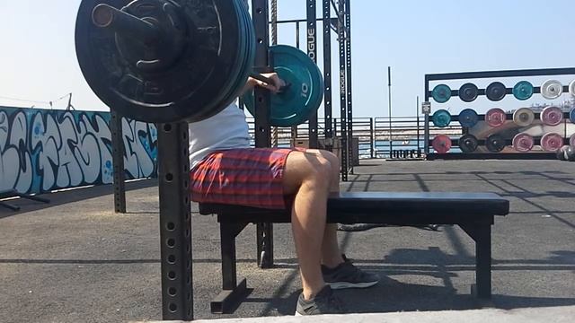 Жим лежа на пляже в Дубаях 95кг, /Bench press on the beach in Dubai 95kg смотреть онлайн