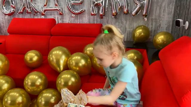 АриШОК показывает как делать день рождения папы
