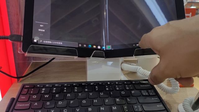 Lenovo x1 fold hands on. I really want this! Screen is amazing! HKD24,788.Only one on display in HK смотреть онлайн