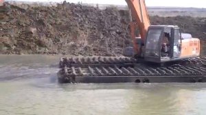 плавающий экскаватор амфибия Хитачи floating amphibious excavator Hitachi