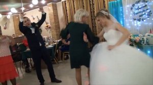 Свадьба: Задорные танцы близких родственников