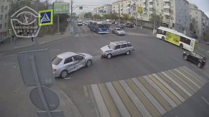 Жуткое ДТП иномарки и «четверки» в клубах дыма сняли на видео в Волгограде