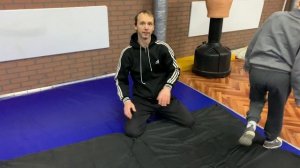 Кувырок назад - помощь-страховка