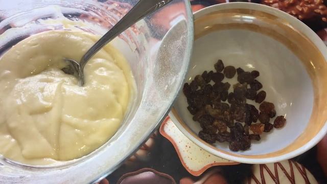 Вкусный кекс с ягодами и изюмом. Простой в приготовлении. смотреть онлайн