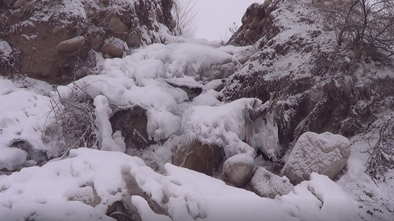 Река течет подо льдом. расслабляющее видео
