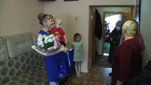 Цветы и поздравления многодетным мамам