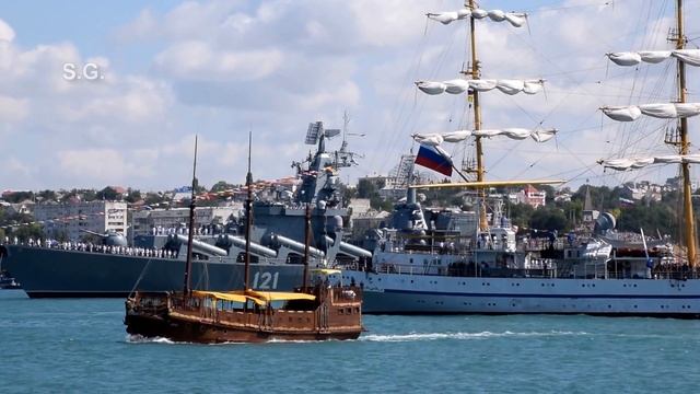 Парусник Херсонес заходит в Севастопольскую бухту смотреть онлайн