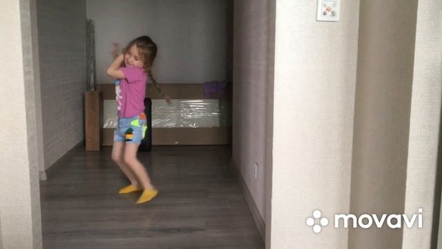 Потанцуй со мной | танцы под любимую музыку | утро начинается с танцев| Ангелина 4 года 8 м | GELYI смотреть онлайн