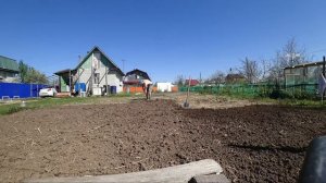 Перекопали почву перед посадкой картофеля. Никаких культиваторов!!! Ручной труд!
