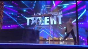 “Неуклюжий“ выступление на шоу талантов, которое заставит вас смеяться