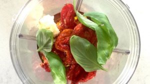 Закуска из вяленых томатов и базилика