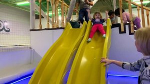 Дети играют с Николь в Сухом бассейне