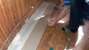 ЛАМИНАТ: первая доска, первый угол, линия порожка под дверь и обвод трубы.