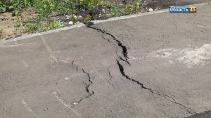 В Кургане провалился асфальт у жилого дома