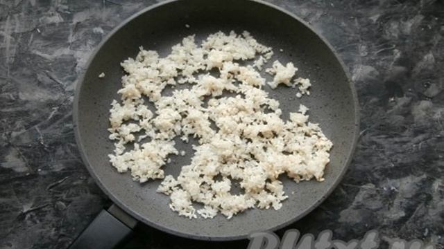 Рис с помидорами на сковороде