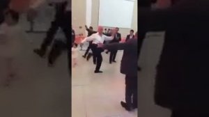 Танцуют все! Свадьба! Азербайджанская свадьба ! Танцы на свадьбе! Мужик зажигает ! Танец от души !)