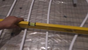 Подготовка к заливке ТЁПЛОГО ПОЛА в деревянном доме. Ремонт брусового дома 13.