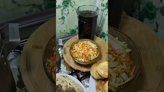 Наготовила-рисовый суп,спагетти с мясом,салат с капусты,пышки и компот.