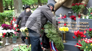 Мужчина убрал венок с триколором России с монумента солдатам ВОВ в Риге