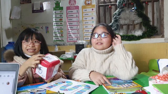 [English for kids] Alice & Lily: Board game and past simple verb form recognition (happy time) смотреть онлайн