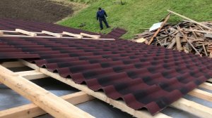 Заканчиваем обрешетку и укладываем ондулин.  Ремонт старого дома (Часть 12, День 30-31).