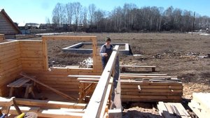 Правильный монтаж стен в доме из обычного бруса