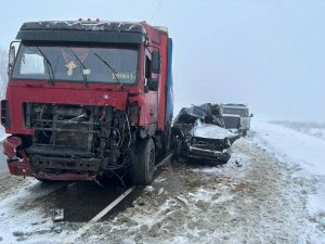 Мужчина и женщина разбились в Саратовской области