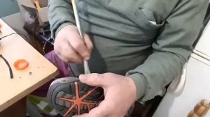 Как приклеить подошвы на обувь ребёнку.