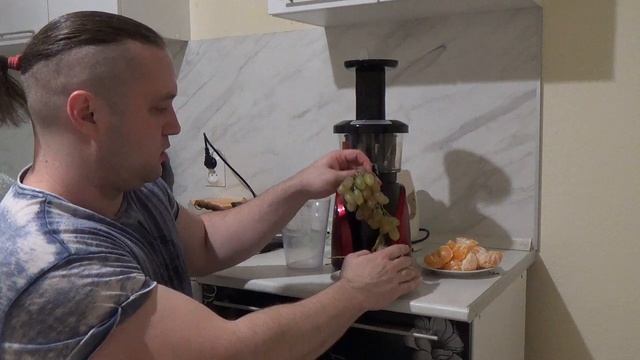 Лучшая шнековая соковыжималка современности Slowstar. Домашний обзор и отжим сока смотреть онлайн