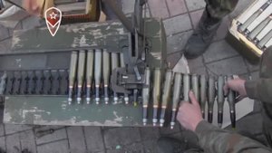 Заряжание 30 мм снарядов в ленту