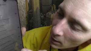 Как сделать чтобы телефон не включался в кармане?