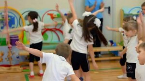 Спортивное мероприятие на 23 февраля в детском саду (отрывок)