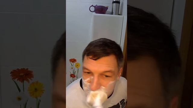 Бритьё современной бритвой из Золингена смотреть онлайн