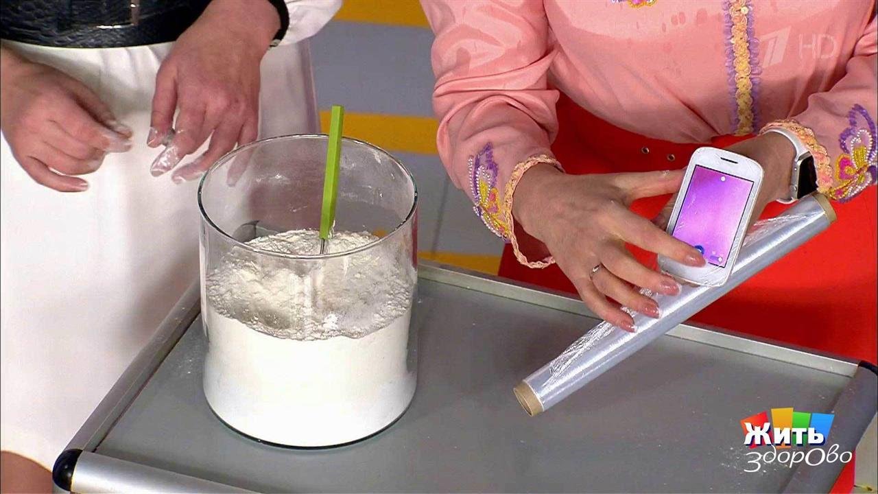 Необычное применение пищевой пленки. Жить здорово! Фрагмент выпуска от 13.12.2016
