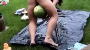 Опасные девушки давят «арбузы между ног»