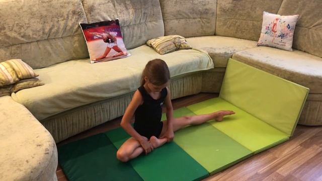 Маша учит садиться на поперечный шпагат