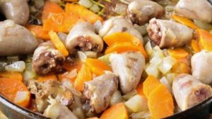 Куриные сердечки, тушенные с кабачками.