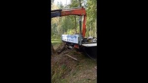 Очистка реки в лесу. Углубление дна реки. Формирование берега реки. Чистка рек.