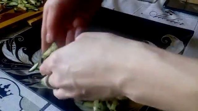 Простой салат с корейской морковкой и копченой курицей! смотреть онлайн